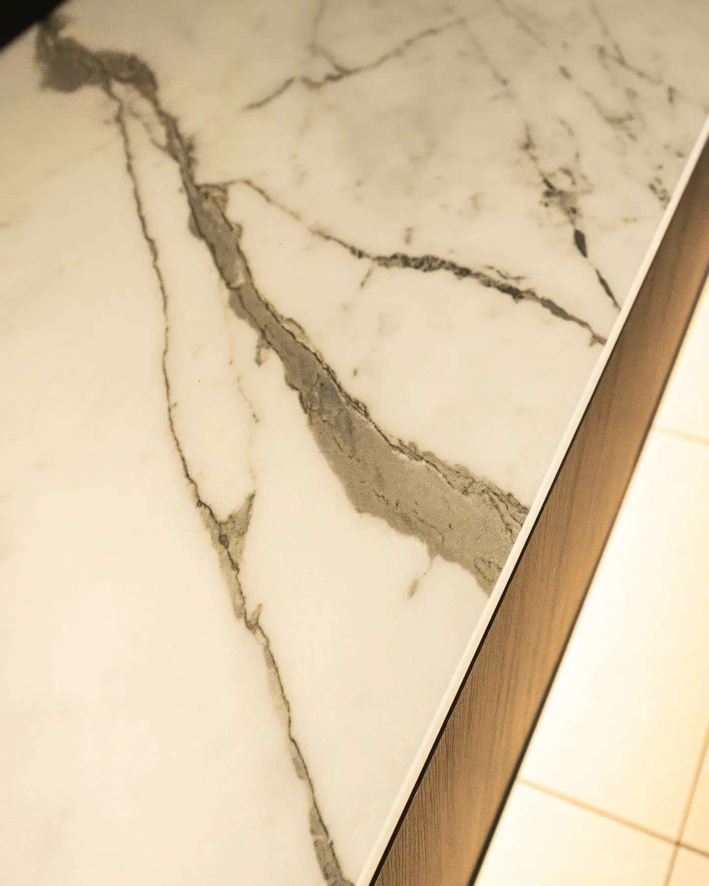 Close-up of the marble-look top edge